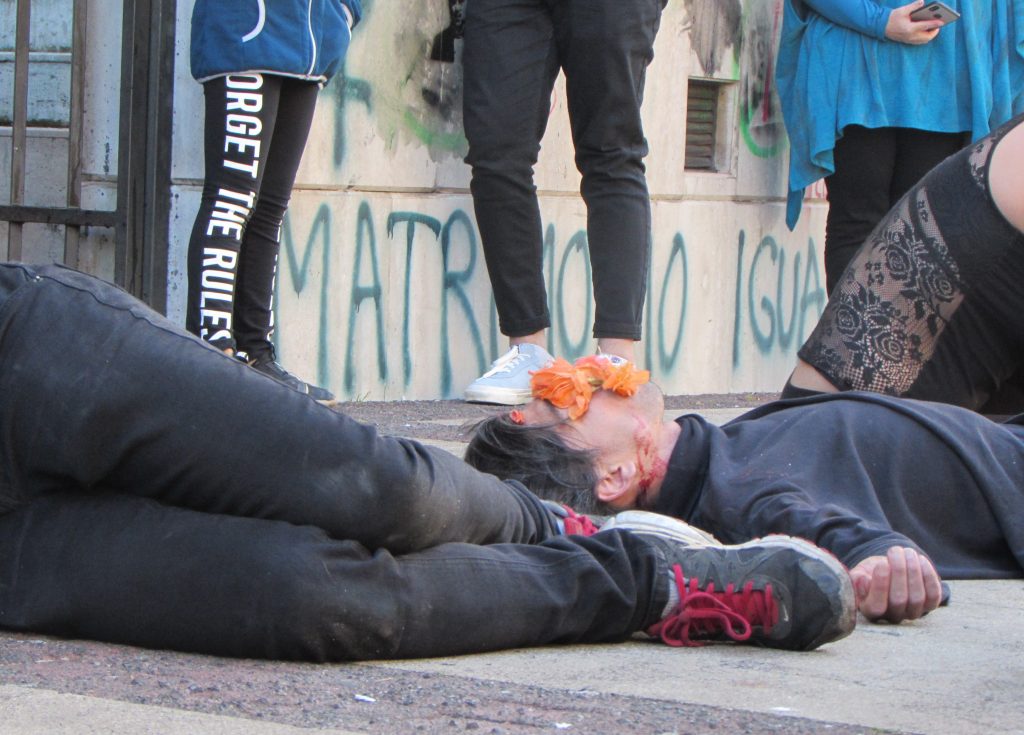 Performance en Memorial Paseo Libertad por los caídos en Octubre 2019, Valdivia. ocurrida el día 4 de noviembre de 2019. Organizada por Mesa de Acción Colaborativa y Cabildo Autoconvocado de artistas independientes de Valdivia.